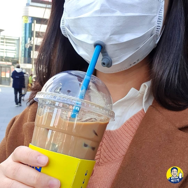 發明的人簡直是天才 ！韓國咖啡廳自製「可以直接喝飲料的口罩」，網友：哪裡可以買？