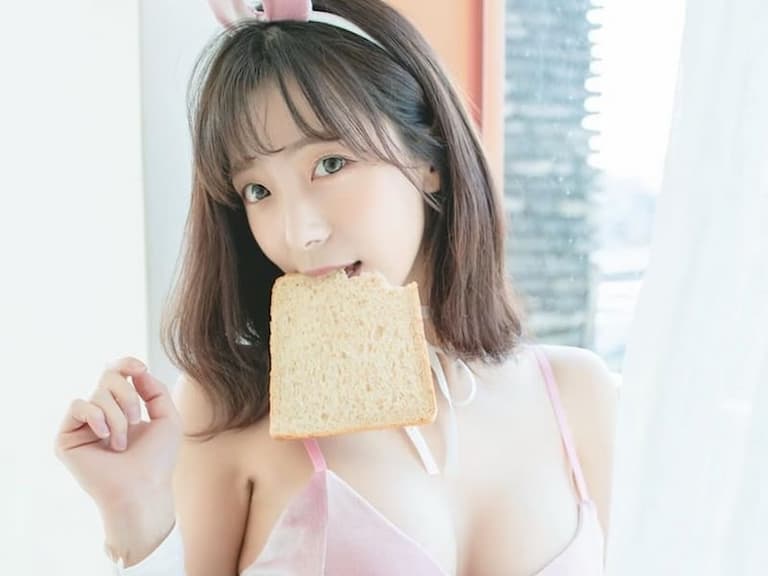 【野生抓正妹】「初戀系」正妹쏘블리吹泡泡美照驚見「小粉紅」，性感美圖連發太誘人！