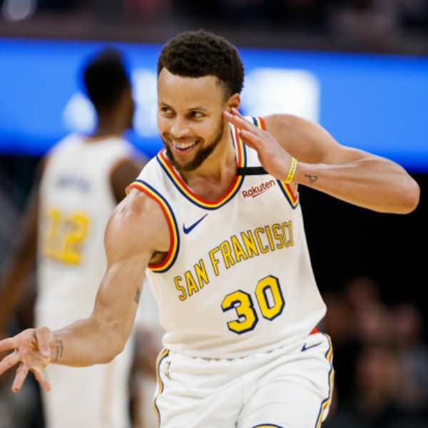 極致防疫！Curry 戴上自製「防疫面罩」示範如何喝紅酒，一旁的妻子與小孩當場看傻眼！