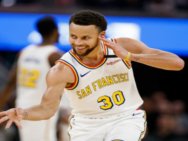 極致防疫！Curry 戴上自製「防疫面罩」示範如何喝紅酒，一旁的妻子與小孩當場看傻眼！