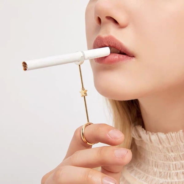 是貼心設計還是多此一舉？超時髦「煙托戒指」引網友爭辯：「怕煙味直接戒菸不就得了？」