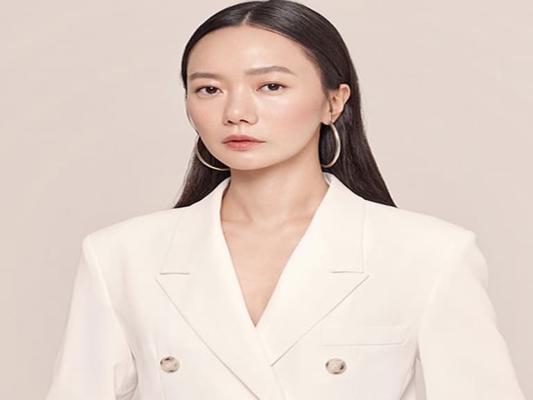 醫女私下好時髦！《屍戰朝鮮》裴斗娜靠這 3 招從「寬肩女」穿成「小隻馬」！想切肩膀的快筆記～