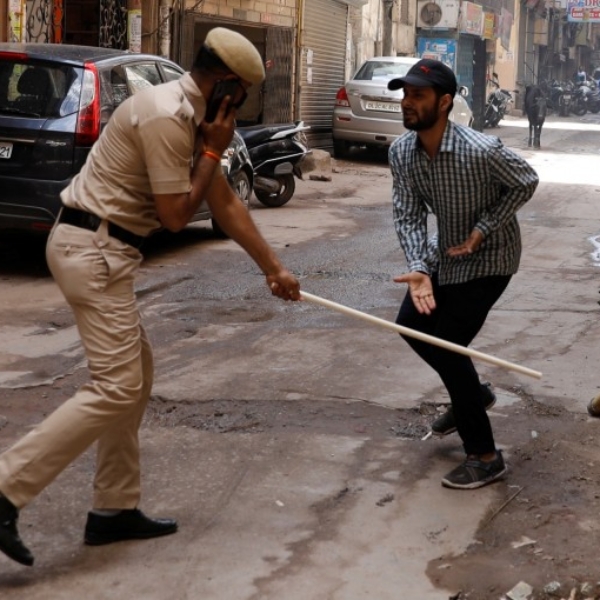 還敢出門亂跑啊？印度警察嚴懲違反規定外出的民眾，長棍痛毆、起立蹲下、喝Ｘ、伏地挺身樣樣來！