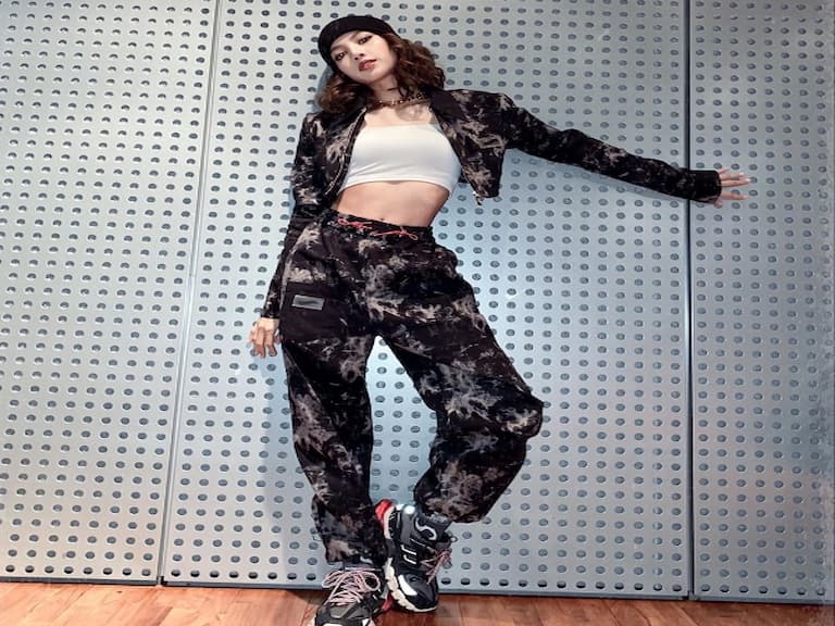 看完 Lisa 上百張球鞋穿搭後，終於發現她「穿球鞋也顯腿長」的秘密：藏在這 3 個細節裡⋯