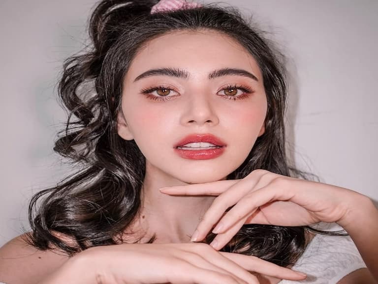 繼 Lisa 後現在都哈她！這位泰國「第一美女」Davika 的神仙顏值，男生女生都會愛上～