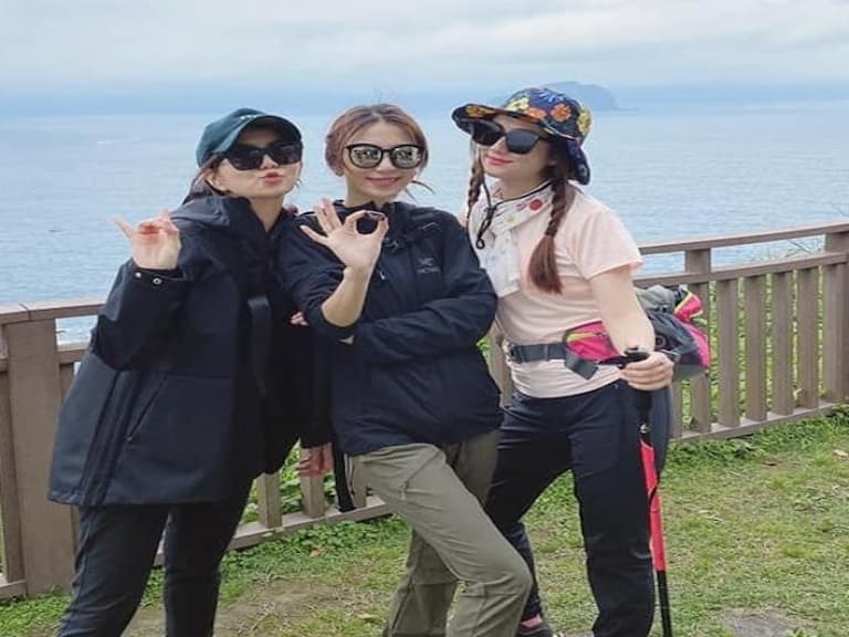 野生的女子天團 S.H.E 現身基隆踏青，合體慶祝「Hebe 37 歲生日快樂」 ！