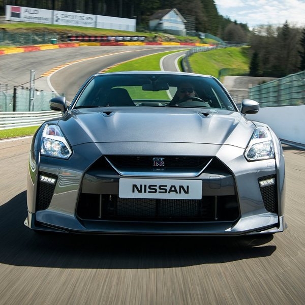 極簡路線？！日系車廠 Nissan 全新 Logo 商標曝光，2D 平面風格引發廣大車迷熱議！