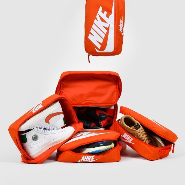 超欠買！Nike 將經典「橘色鞋盒」改製成「Nike Swoosh」鞋袋包，隨時把你愛的球鞋帶在身上！
