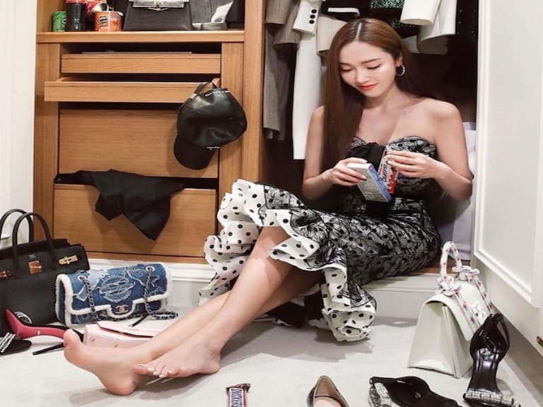 數不完愛馬仕、妳搶不到的香奈兒...揭曉 Jessica 超狂「名牌包收藏」網友：根本包包博物館！