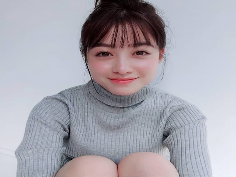 蝴蝶袖讓人費盡心思？只是你不懂挑！跟橋本環奈學這 3 招「藏肉穿搭」再肉都敢露手臂！