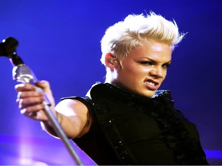 又一位大咖！P!NK 自爆確診新冠肺炎「3 歲兒也有症狀」，樂壇天后喊話：應擴大篩檢！