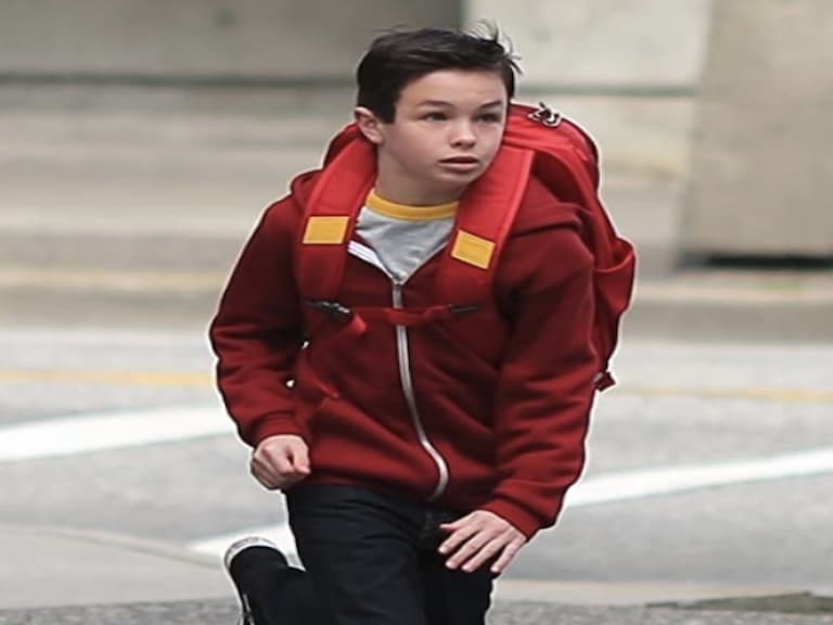DC 影集版《閃電俠》16 歲童星突然逝世,男主角 Grant Gustin 悲傷發文哀悼!