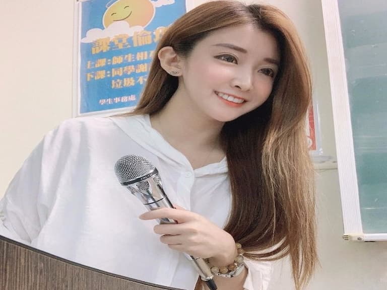 【野生抓正妹❤】隱藏身份是 JKF 女郎！？正妹老師「招牌笑容＋渾圓美乳」讓學生秒戀愛啦～