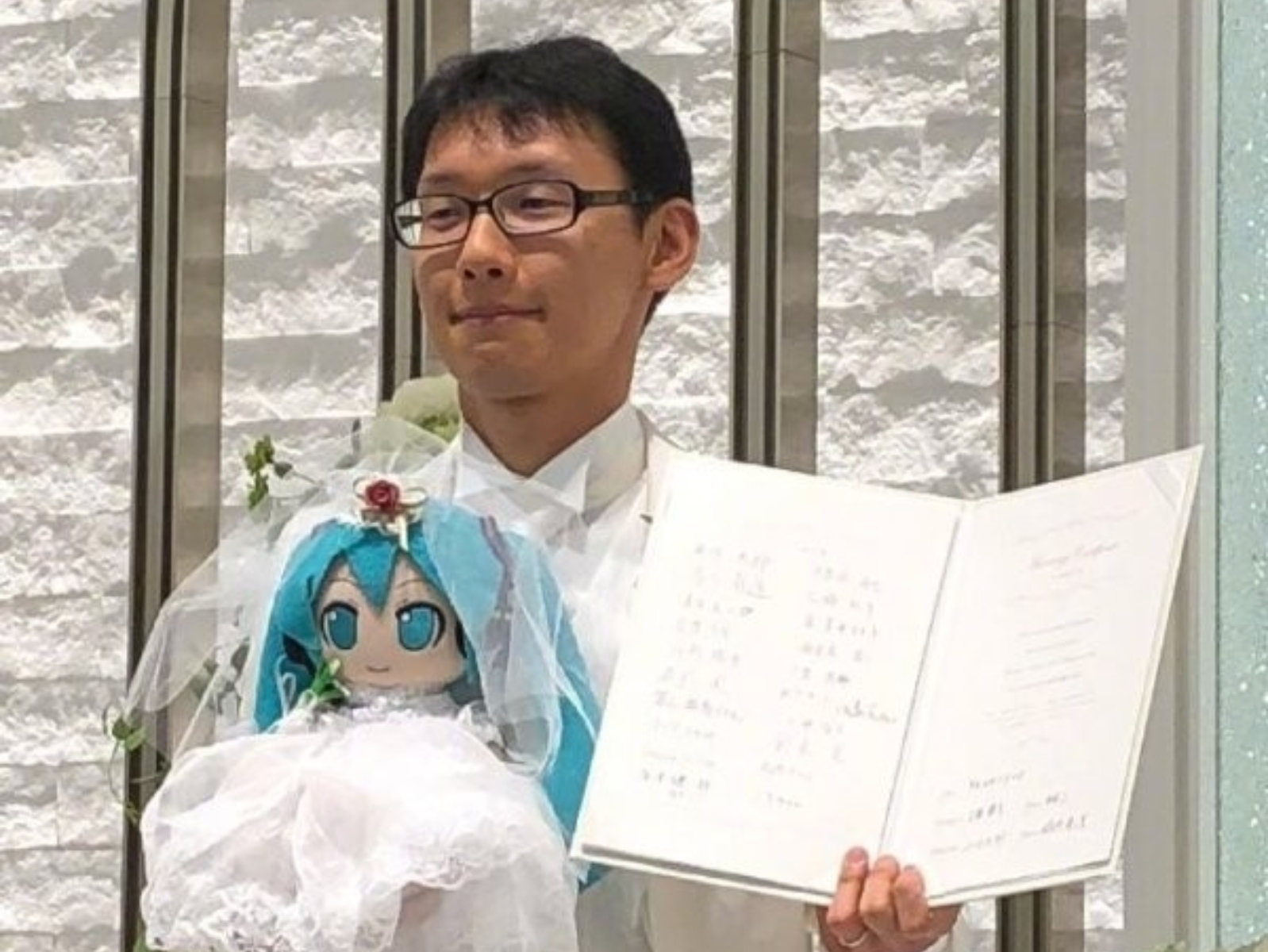 轟動全球！與初音未來結婚的日本男人「最近悲傷喪偶」，坦言：感謝這段幸福的時光！
