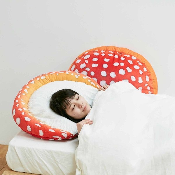 一秒變身菇頭人！日本推出超獵奇「毒蘑菇枕頭」，躺在上面會出現幻覺嗎？