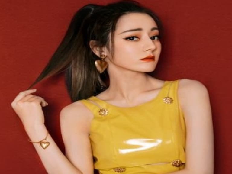 【明星也會醜】女神也有見不得人的缺陷?迪麗熱巴「從不露肚」原來是因為這「妳我都有的痛」~