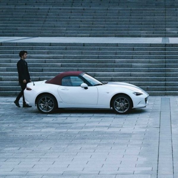 Mazda 百週年紀念車款日本市場限時發售、經典紅白配色致敬首款乘用車 R360 Coupe！