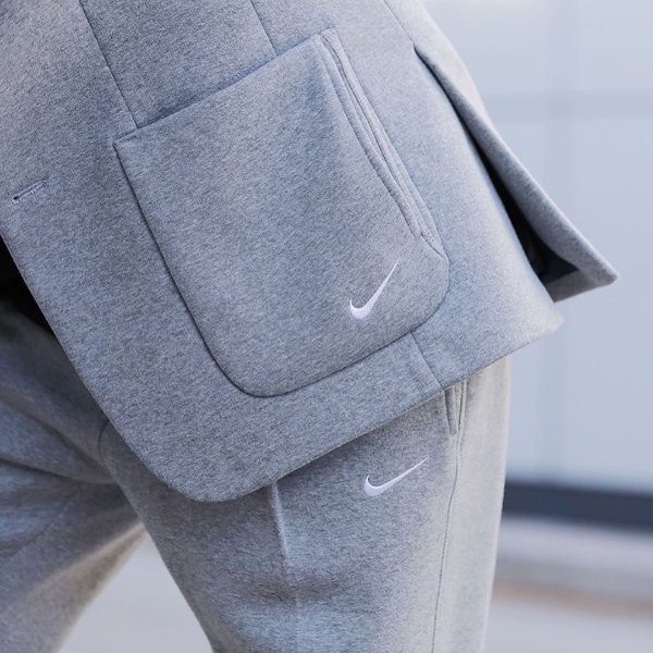 辦公室團購開起來！英國品牌釋出大開腦洞 Nike「棉褲西裝」，網友：這根本居家工作必備！
