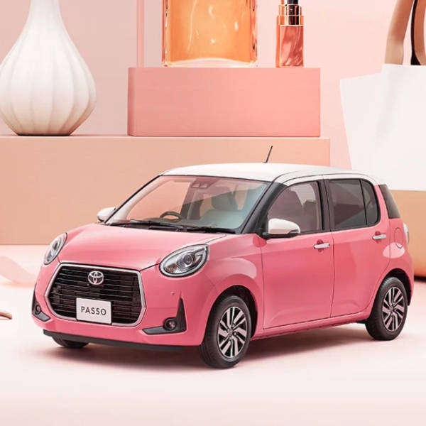 小老婆就是要挑「粉的」！Toyota 推出全新「粉紅特仕版」微型車，不用 50 萬就能開回家！