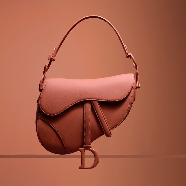 小孩子才做選擇！Dior 出狠招一口氣推出「7 種超萌色爆款包」，女友崩潰：我剁手也要買！