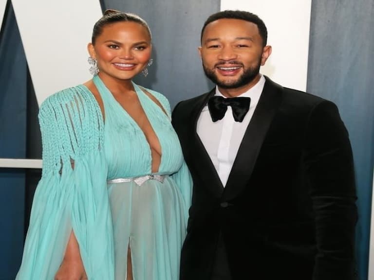 性感名模 Chrissy Teigen 自爆焦慮疫情到整晚失眠，「凌晨 5 點吃泡麵」整個人發福！