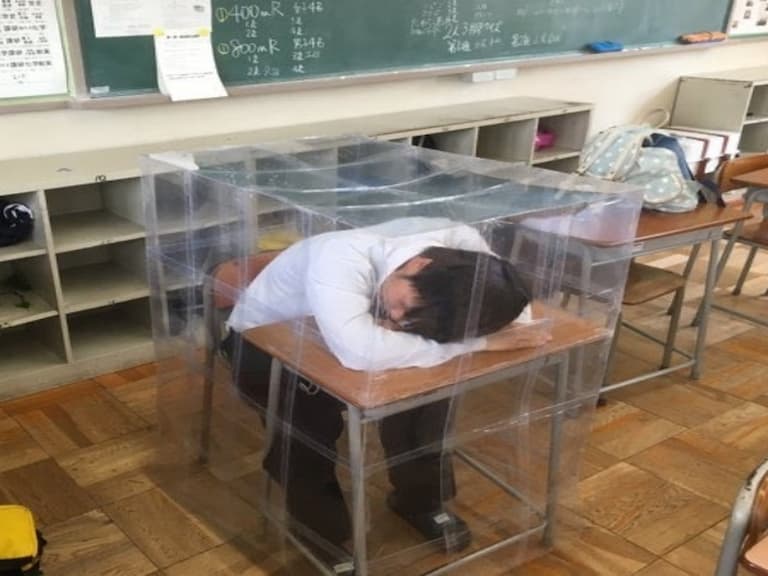 怎麼有種探監的既視感?!日本各地自製「低成本防疫設備」被推爆,紙箱、塑膠布通通出動!