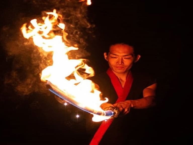 帥爆!日本火焰藝術家打造《鬼滅之刃》炭治郎日輪刀,耗時 1 個月成果太驚人!