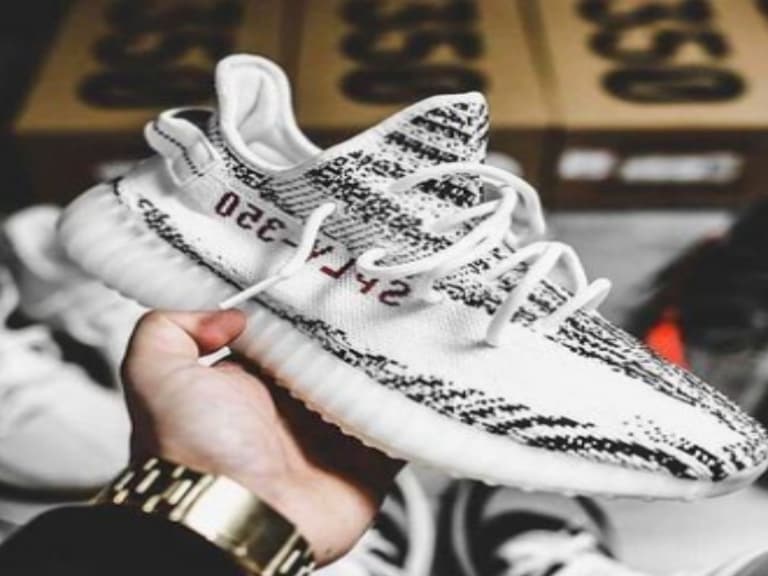 天理難容！國外買家竟為了 adidas Originals Yeezy 開槍搶劫，鞋迷：難道他不知道斑馬配色要原價補貨嗎？