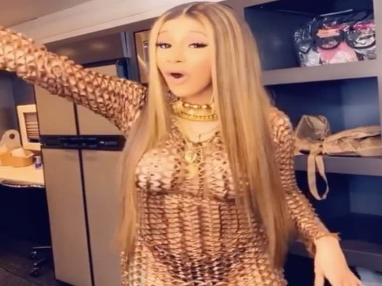一改瘋癲樣！Cardi B 邀請「超重量嘉賓」直播談防疫，嚴肅怒嗆：「川普應該要道歉！」