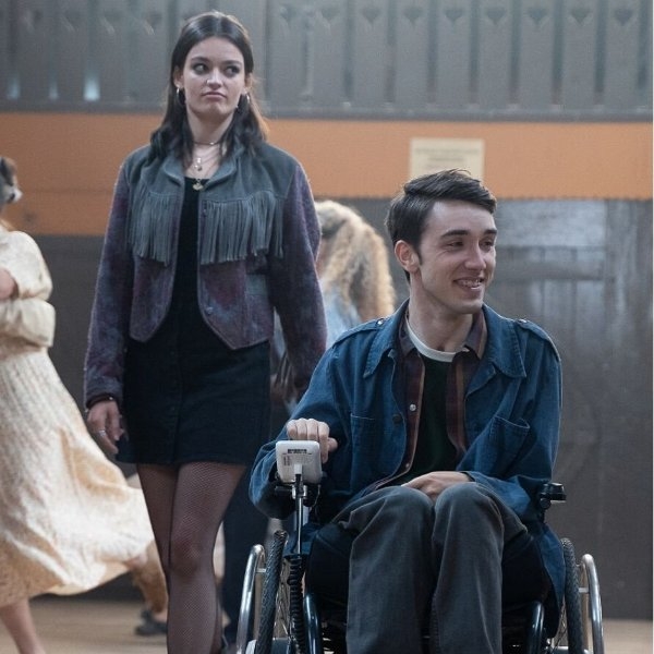 《性愛自修室》第三季確定因新冠病毒無法拍攝，網友：只求編劇讓輪椅男領便當下戲！
