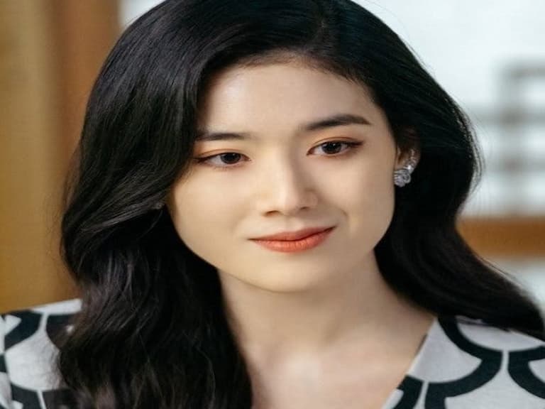 又一爆紅女二!《永遠的君主》最美總理「鄭恩彩」下戲後超反差,氣勢直接壓過女主!