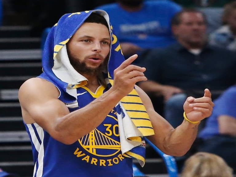 模樣超笨拙！32 歲 Curry 隔離期間在家「學打字」，老婆 Ayesha 當場看到直接笑瘋！