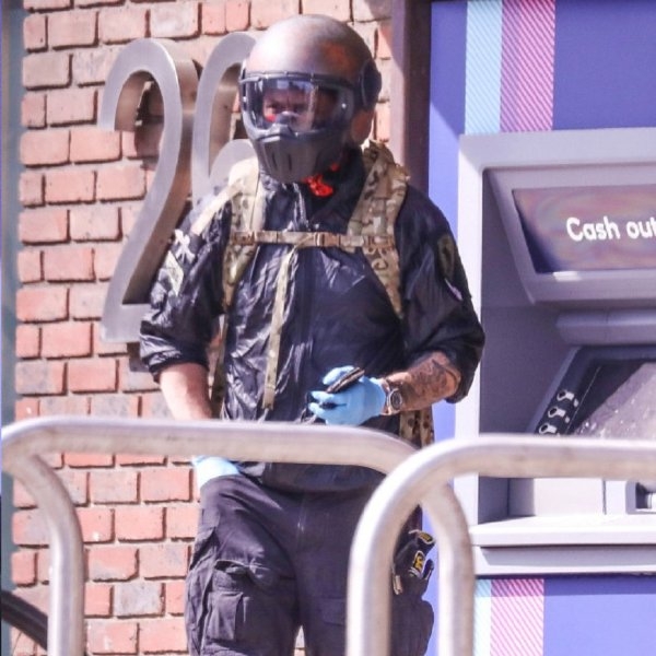 好萊塢硬漢防疫！湯姆哈迪「全副武裝」出門去 ATM 領錢，網友笑：還以為他來搶劫！