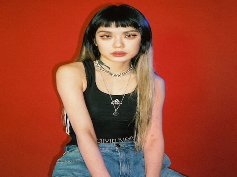 Lisa 旁邊的女舞者也跟著紅了！這位激似 Jennie 的潮妹不僅舞技一流，連穿搭也很有看頭！