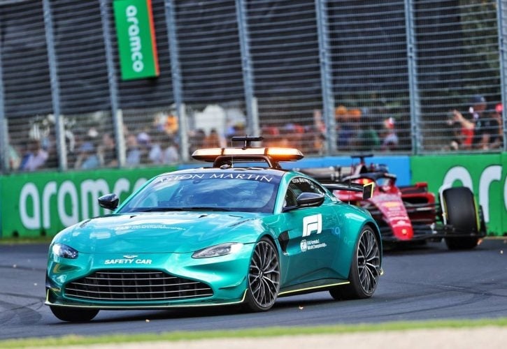 F1 安全車兩品牌，Aston Martin 安全車馬力 528 匹，而今年使用的 Mercedes AMG GT 安全車可產生約 730 匹馬力。